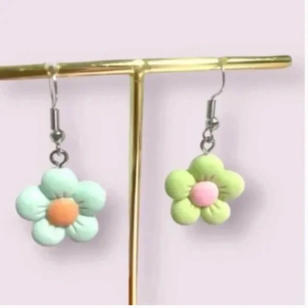 ❤️ FREE Daisy Monochrome Multicolor Chic Trendy Modern Girly Flower Hip Earrings